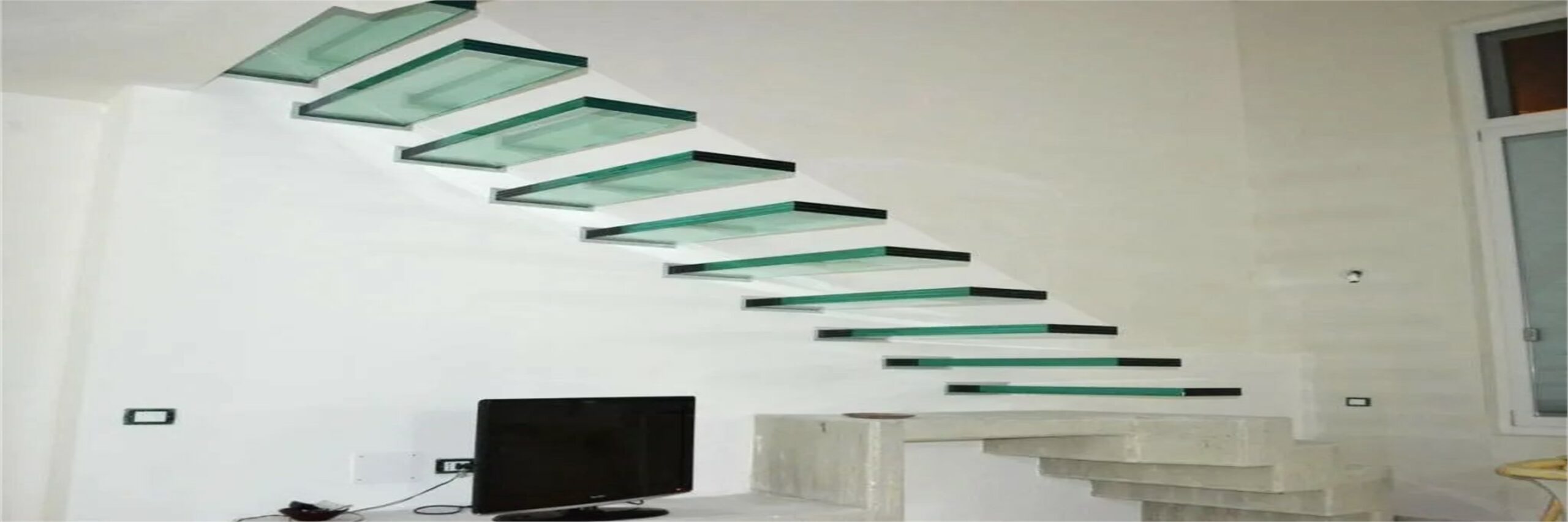 https://www.elshinetech.it/wp-content/uploads/2025/05/VETRO-HEADER-CALPESTABILI-scaled.jpg